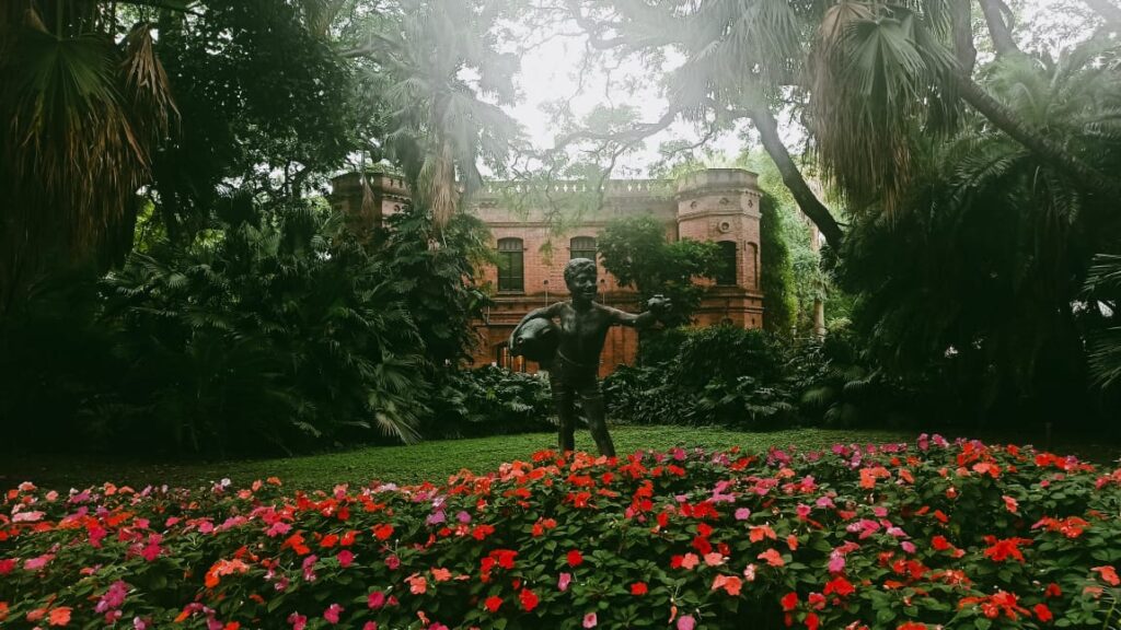 Foto da escultura L'Aquaiolo do artista Vincenzo Gemito no Jardim Botânico de Buenos Aires.