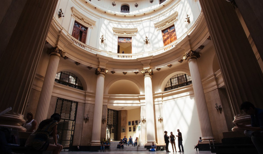 foto do interior do CCBB - RJ, com algumas pessoas. (Fonte: Reprodução Site CCBB)