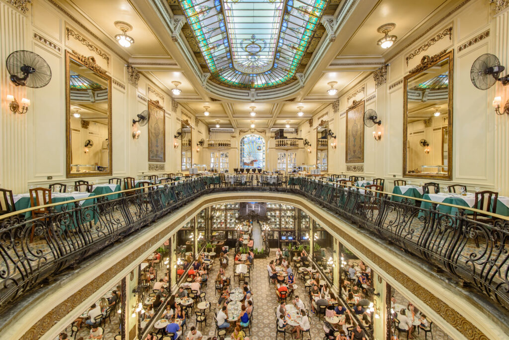 foto da Confeitaria Colombo, lotada de gente na parte de baixo. (Fonte: Reprodução  Wagner Pinheiro)